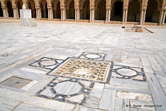 Reloj de sol y la recogida de la mezquita de Sidi Oqba agua Jamaa, Kairouan - Túnez