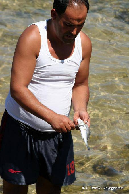 Pescados recién pescados limpieza Kerkennah Island - Túnez