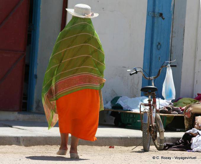 Mujer Kerkennienne en el vestido tradicional, El Attaya - Túnez
