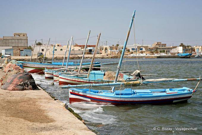 Floukas alineación en el viejo puerto, El Attaya, Kerkennah - Túnez