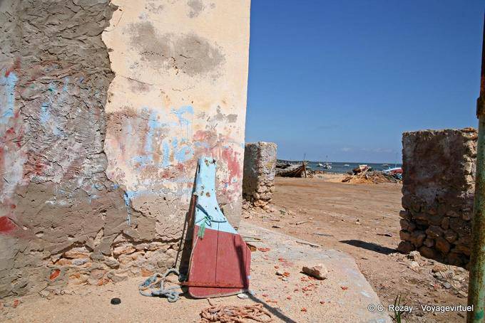 Leprosos timón en la pared, El Attaya, Kerkennah - Túnez