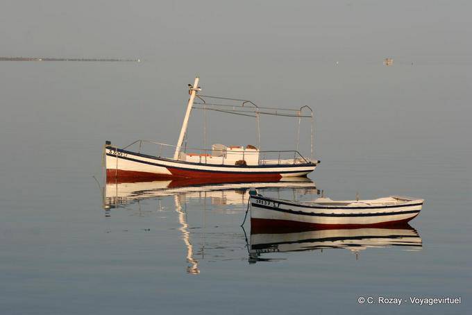 Barcos en la calma de la mañana, Ouled Kacem, Kerkennah - Túnez