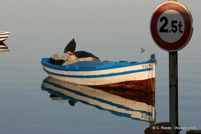 Barco en el panel de espejo, Ouled Kacem, Kerkennah - Túnez