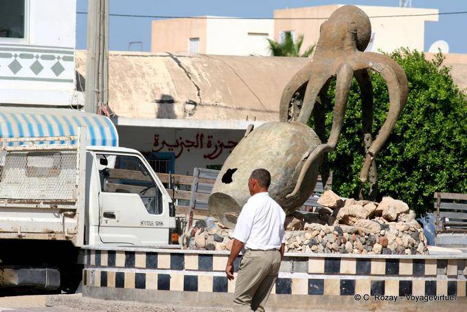 Estatua de pulpo Remla, Kerkennah - Túnez