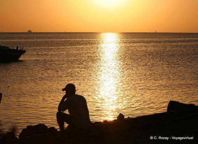 Hombre pensativo al atardecer, Sidi Frej, Kerkennah - Túnez