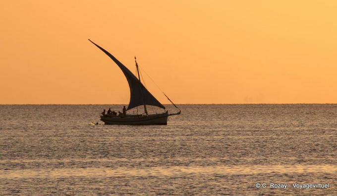 Flouka en luz de la tarde, Sidi Frej, Kerkennah - Túnez