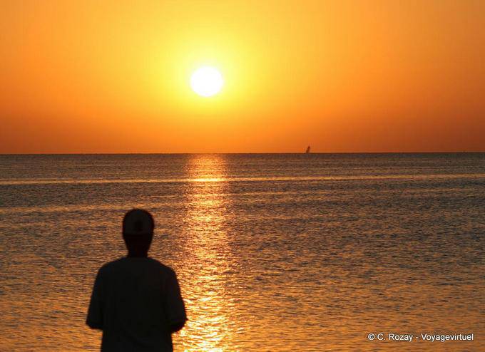 Frente a la puesta del sol, Sidi Frej, Kerkennah - Túnez