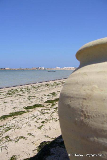 Cerámica en cala de arena Kraten, Rass Ejiija Sidi Tebali, Kerkennah - Túnez