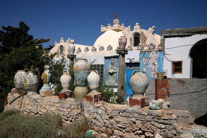 Frenesí artístico frente a la casa de Mouldi Zalila, Amm Khmayyes, Kerkennah - Túnez
