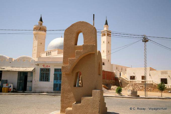 En frente de la mezquita, Ksar Haddada - Túnez