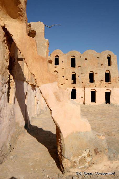 Ghorfas escalera que conduce al piso de arriba, Ksar Ouled Soltane - Túnez