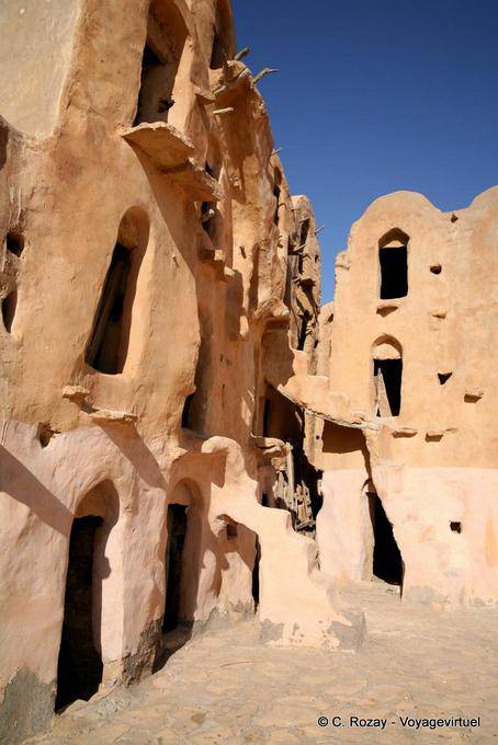 Acceso rudimentario a ghorfas, Ksar Ouled Soltane - Túnez