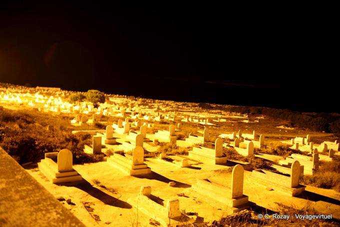 Vista nocturna del cementerio marino, Mahdia Cap África - Túnez