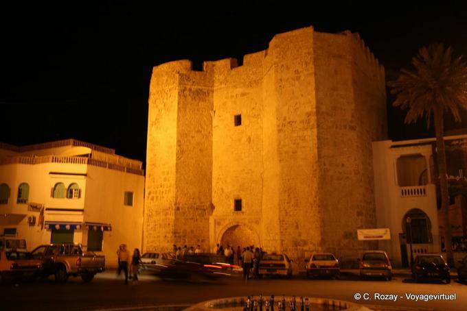 Fortificado puerta que data del siglo XVI Skifa Kahla, Mahdia - Túnez