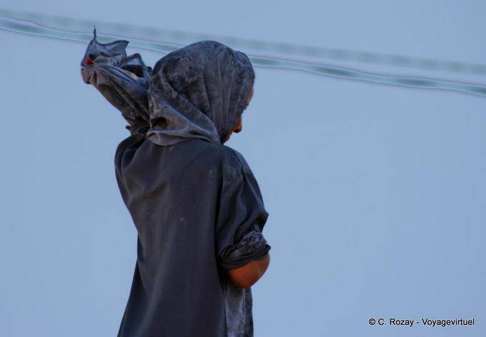 Mujer Matmata reajustando su bufanda - Túnez