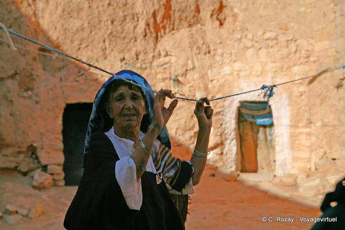 Traje tradicional en el patio de la casa cueva, Matmata - Túnez