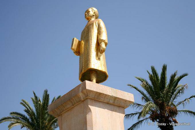 Estatua de oro de Habib Bourguiba niño, Monastir - Túnez