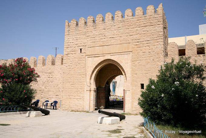 Una de las puertas de entrada de la medina, Monastir - Túnez
