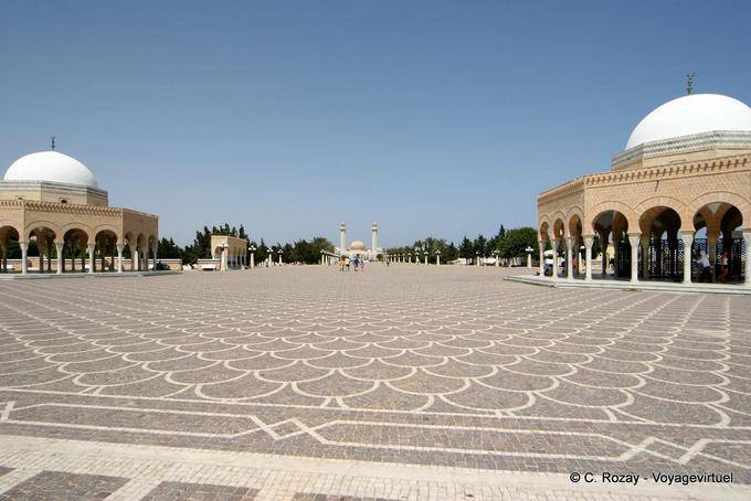 Vista general de la plaza y el mausoleo de Bourguiba, Monastir - Túnez
