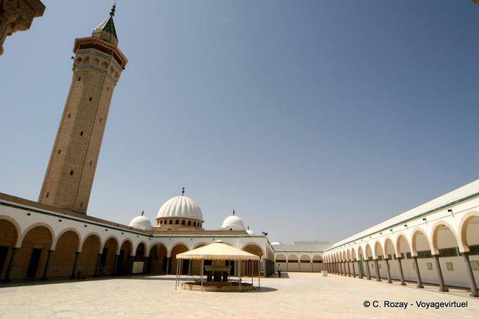 Patio y minarete de la Mezquita Bourguiba, Monastir - Túnez