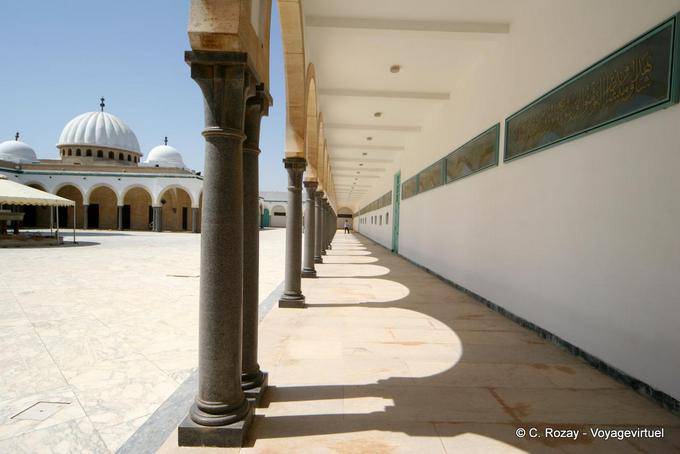 Cúpulas y pasando por debajo de los arcos, Bourguiba Mezquita Monastir - Túnez