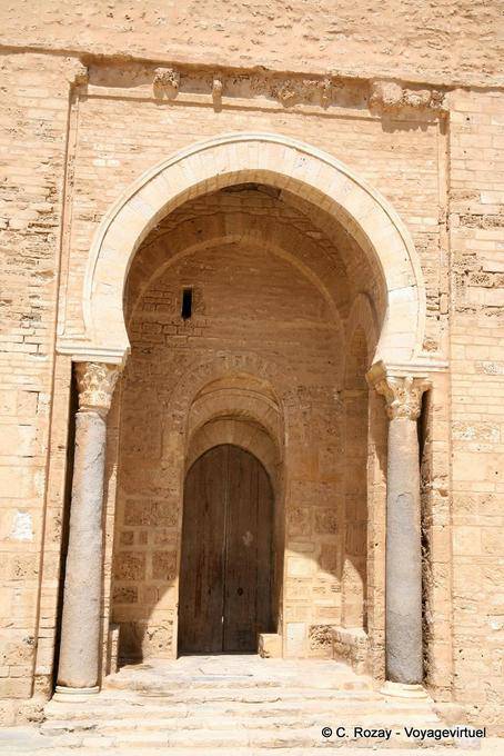 Ribat de Monastir entrada frente a la Gran Mezquita - Túnez