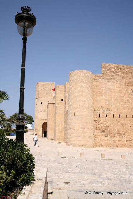 Paredes de Ribat vistos desde el lado Gran Mezquita, Monastir - Túnez