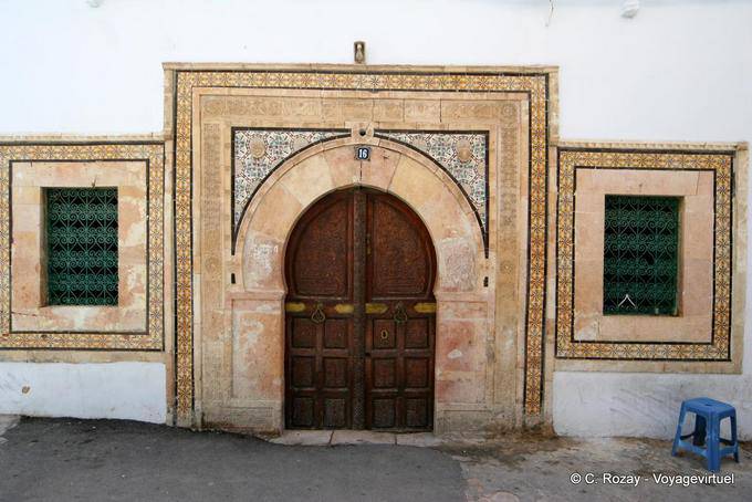 Tamaño de la piedra y la decoración de la entrada a una casa en la Medina, Sfax - Túnez