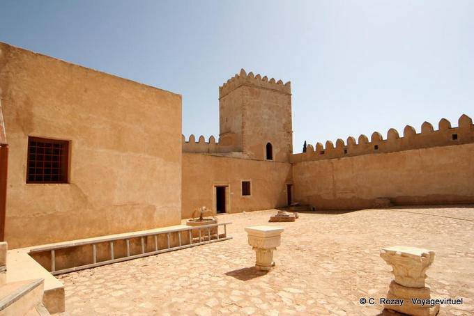 Kasbah: monumento museo, contra las paredes, Sfax - Túnez