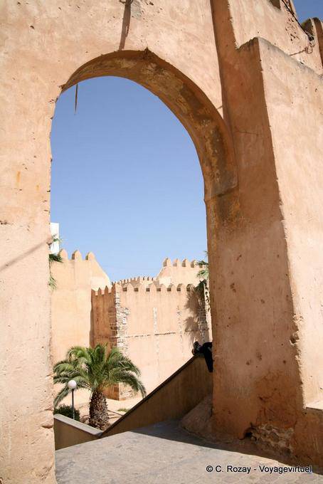 Alta majestuosamente en las paredes, Sfax - Túnez