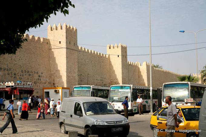 Paredes con torres cuadradas y oblongas alrededor de la medina, Sousse - Túnez