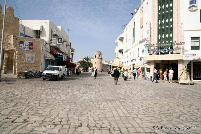 Gran calle pavimentada que va hacia la Gran Mezquita, Sousse - Túnez