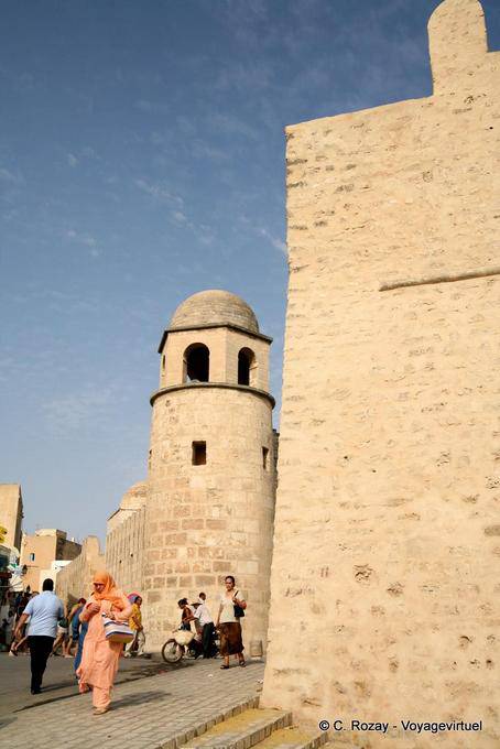 Rampart a la entrada de la medina y de la torre de la Mezquita Mayor, Sousse - Túnez