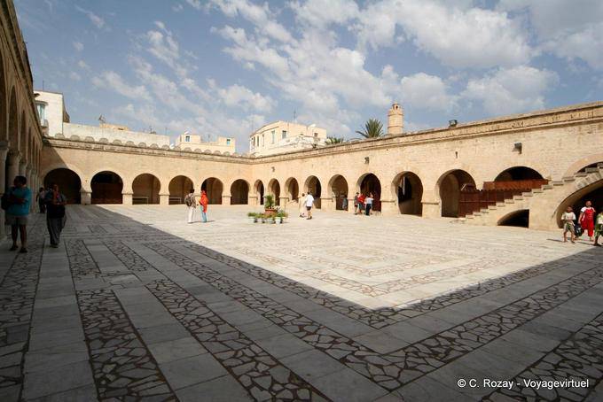 Gran Mezquita, la geometría decorar el suelo del patio, Sousse - Túnez