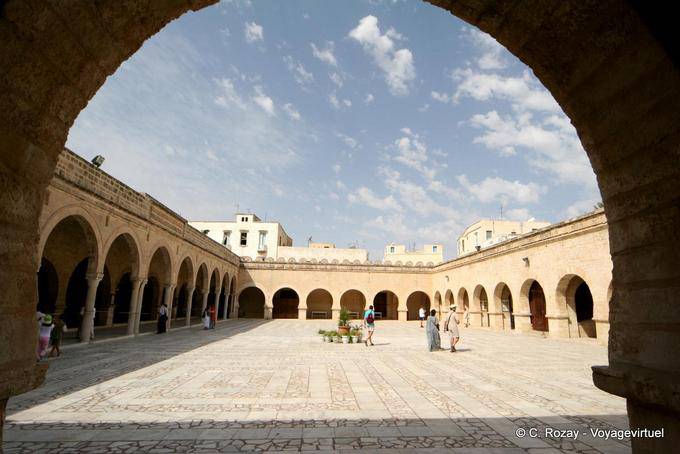 Sousse, patio panorámica de la Gran Mezquita de la arcada - Túnez