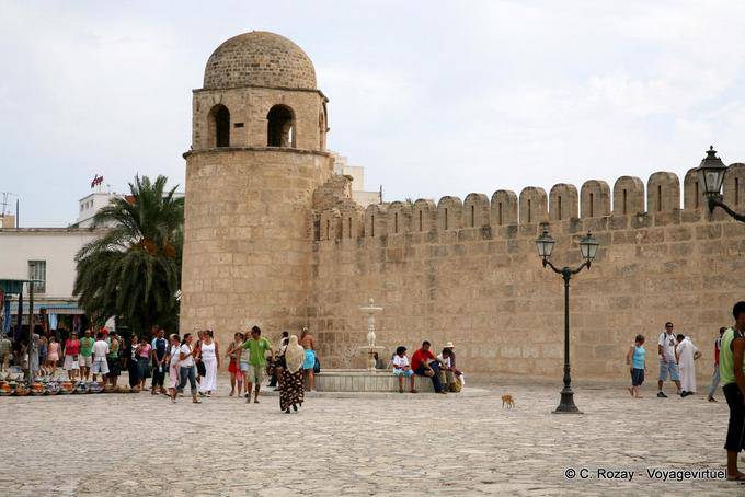 Cúpula de la torre y las paredes de la Gran Mezquita de ver desde el exterior, Sousse - Túnez