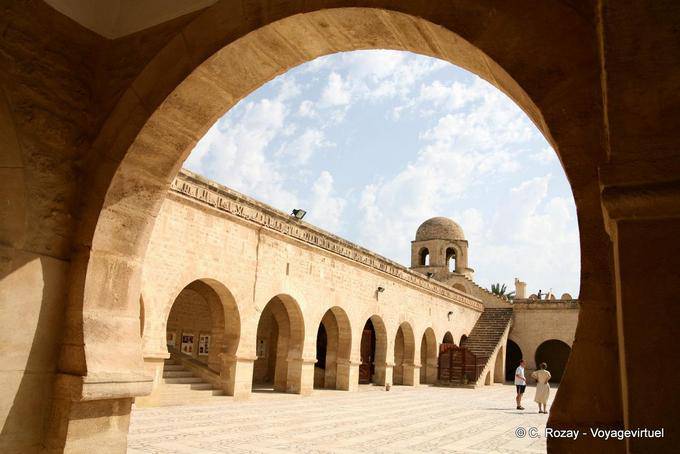 Sousse, la Gran Mezquita, el tribunal considera que a partir de un arco del pórtico - Túnez