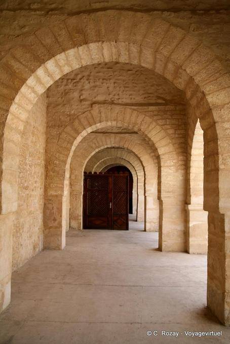 Sousse, Gran mezquita arcos del patio - Túnez