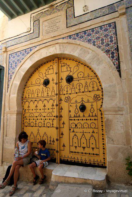 Puerta de la iglesia en la medina de Sousse - Túnez