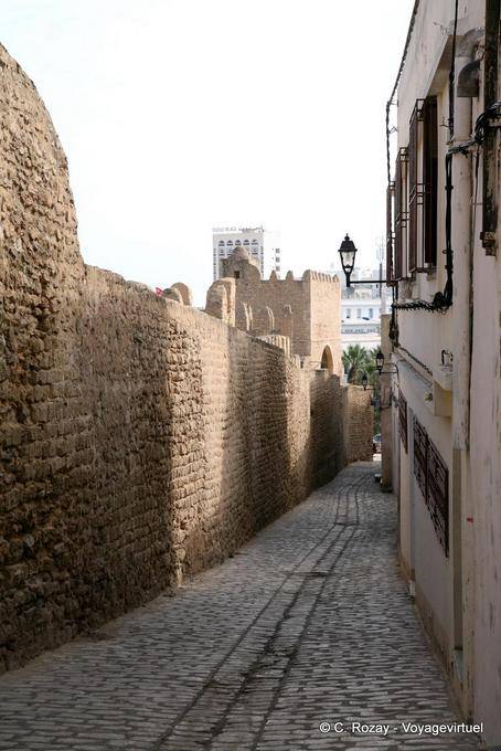 Callejón a lo largo de las paredes, Sousse Medina - Túnez