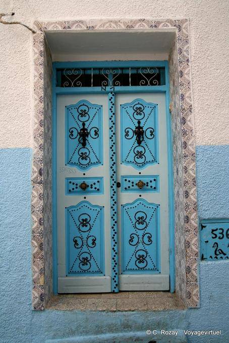 Puerta tachonada azul en la medina de Sousse - Túnez