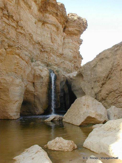 Cascada entre las rocas a Tameghza (تمغزة) - Túnez