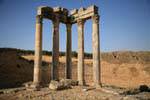 Dougga, Templo de Juno Caelestis, la pared del recinto sagrado (temenos) y columnas, Túnez.