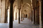 Arco y esbeltas columnas de herradura, Gran Mezquita, Kairouan, Túnez.
