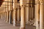 Columnatas rematadas con varias capitales, Djemaa Sidi Uqba, Kairouan, Túnez.