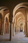 Arcos en frente de la sala de oración, Gran mezquita Kairouan, Túnez.