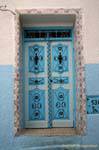 Puerta tachonada azul en la medina de Sousse, Túnez.