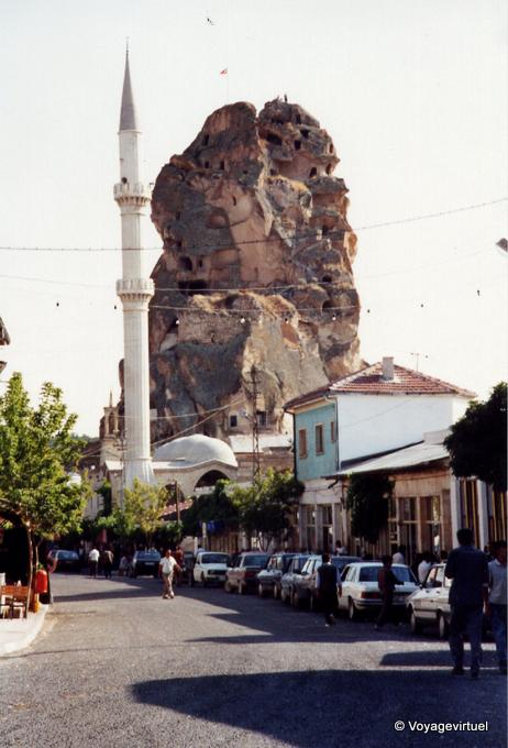 Capadocia, Goreme, minarete mezquita - Turquía