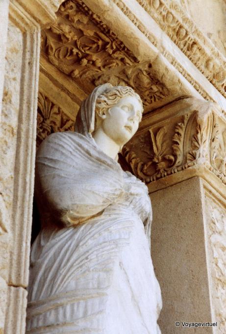 Estatua de la virtud en un nicho de la Biblioteca, Éfeso - Turquía