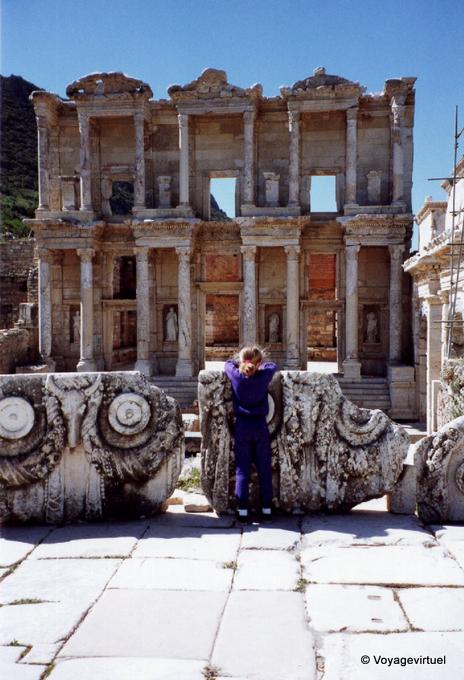 Biblioteca de Celso en Éfeso (114-117 dC., Julio Aquila) - Turquía